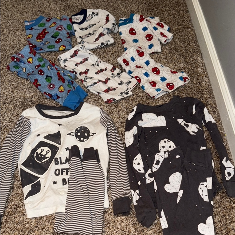 Lot of size 5 pajamas, 5 sets